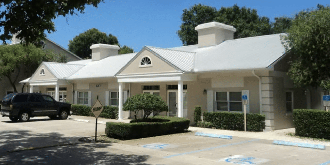 Outside view of Vero Beach Medical Injury Center: Ocean Chiropractic & Health Center office building